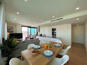 アパートメント 2 ベッドルーム 2 バスルーム | 客室内のダイニングエリア