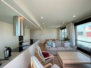 Apartamento, 2 quartos, 2 banheiros | Cozinha privada | Micro-ondas, fogão, lava-louças, cafeteira/chaleira