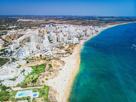 Una playa cerca, arena blanca