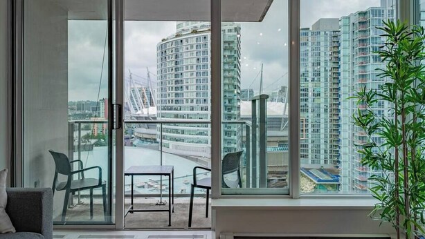 Interior - Gorgeous Downtown Unit + Parking (Vancouver)