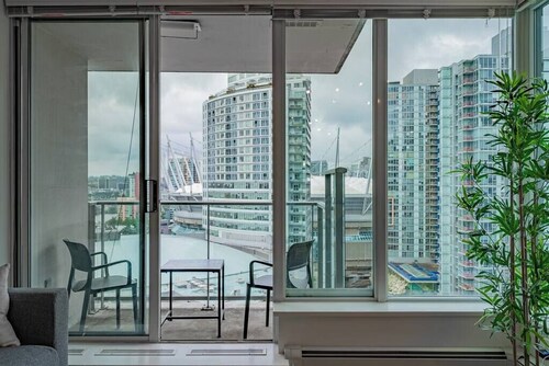 Gorgeous Downtown Unit + Parking