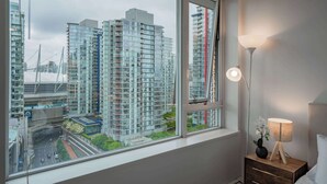 Interior - Gorgeous Downtown Unit + Parking (Vancouver)