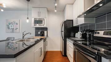 Refrigerador, microondas, horno y parrilla de estufa