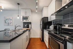 Refrigerador, microondas, horno y parrilla de estufa 