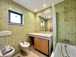 A bathroom with a bidet, a sink, and a bathtub. - Albufeira Modern 3 With Pool by Homing (Albufeira)
