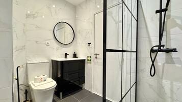 Een douche, handdoeken