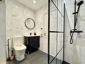 Shower, towels - Albufeira Cosy by Homing (Albufeira)