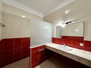A bathroom with red and white tiles, a white sink, and a mirror. - Armação DE Pêra Twins 3 With Pool (Lagoa)