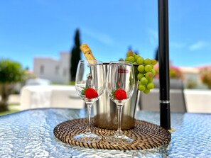 Two wine glasses with a bottle of champagne and a bunch of grapes on a table. - Armação DE Pêra Twins 3 With Pool (Lagoa)