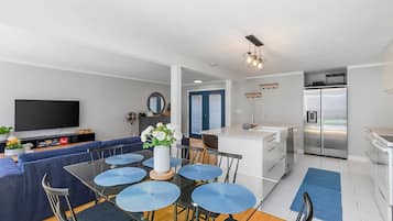 Classic Apartment | Private kitchen | Fridge, microwave, oven, dishwasher