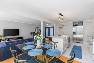 Apartamento clássico | Cozinha privada | Geladeira, micro-ondas, fogão, lava-louças
