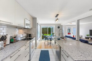 Apartamento clássico | Cozinha privada | Geladeira, micro-ondas, fogão, lava-louças