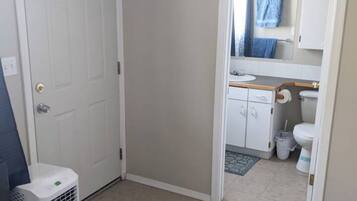 Serviettes fournies, papier toilette