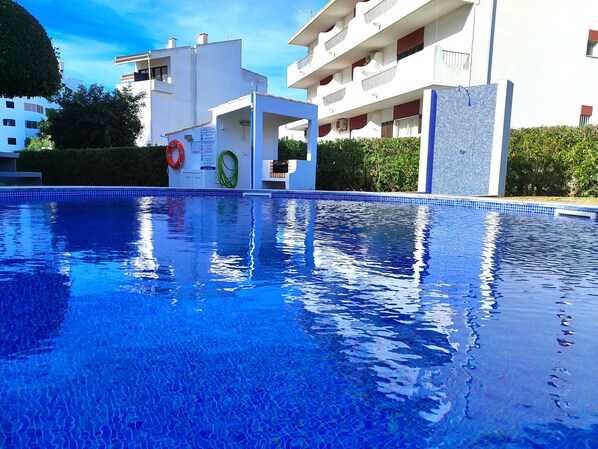 Una piscina al aire libre