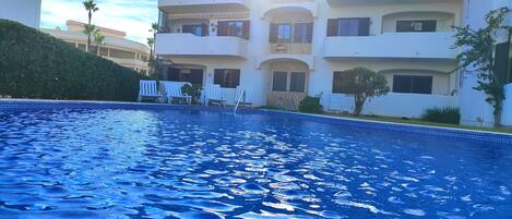 حمّام سباحة خارجي