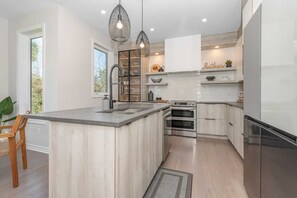 冷蔵庫、電子レンジ、オーブン、コンロ