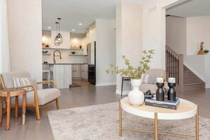 Smart TV, fireplace, video games, offices - The Wabi Sabi: 4-bedrooms designer home (North Grenville)