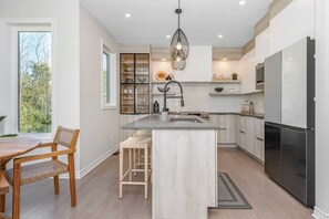 冷蔵庫、電子レンジ、オーブン、コンロ