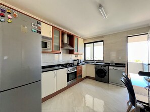 Mikrovågsugn, diskmaskin, kaffe- och tebryggare och grytor/köksredskap