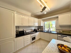 Departamento, 2 habitaciones, Terraza | Cocina privada | Microondas, horno, lavavajillas y cafetera y tetera 