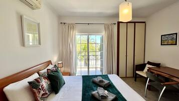 Apartemen, 2 kamar tidur, teras | 2 kamar tidur dan seprai linen