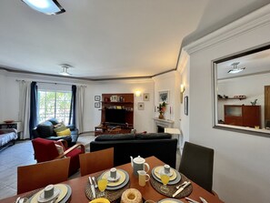 Appartement, 2 slaapkamers, terras | Dineren in de kamer