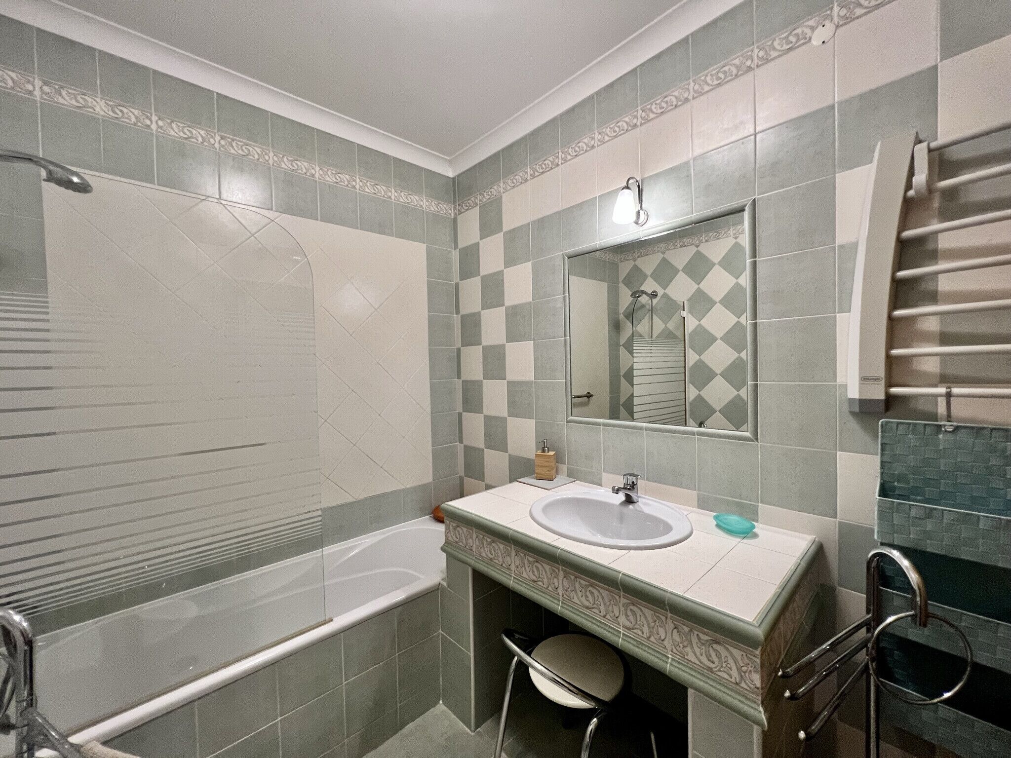 อพาร์ทเมนท์, 2 ห้องนอน, ระเบียง | ห้องน้ำ | ผ้าเช็ดตัว