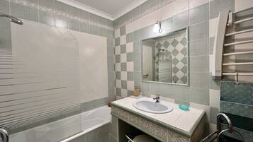 Apartemen, 2 kamar tidur, teras | Kamar mandi | Handuk