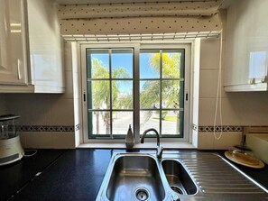 Huoneisto, 2 makuuhuonetta, terassi | Yksityinen keittiö | Mikroaaltouuni, uuni, astianpesukone, kahvin-/teenkeitin