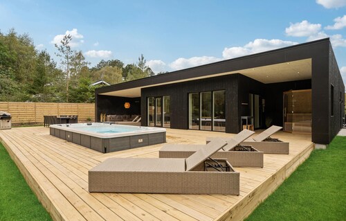 Lovely home in Ebeltoft with sauna