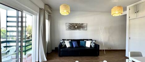 Apartment, 1 Bedroom, Pool Access | In-room dining