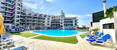Una piscina al aire libre