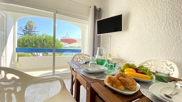 Appartement, 1 chambre, terrasse | Restauration dans la chambre