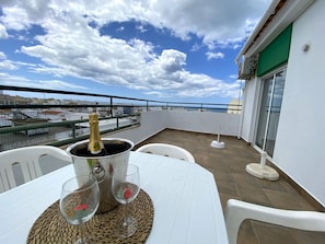 Apartamento, 2 quartos, terraço | Sacada