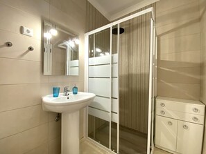 Appartement, 2 chambres, terrasse | Salle de bain | Douche, serviettes fournies