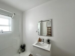 Apartment, 1 Bedroom, Terrace | Bathroom | Shower, towels - Albufeira Design by Homing (Albufeira)