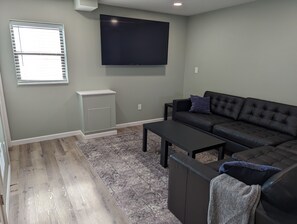 TV - The Calico Cottage - Fire Pit - Hot Tub (Lewis Center)