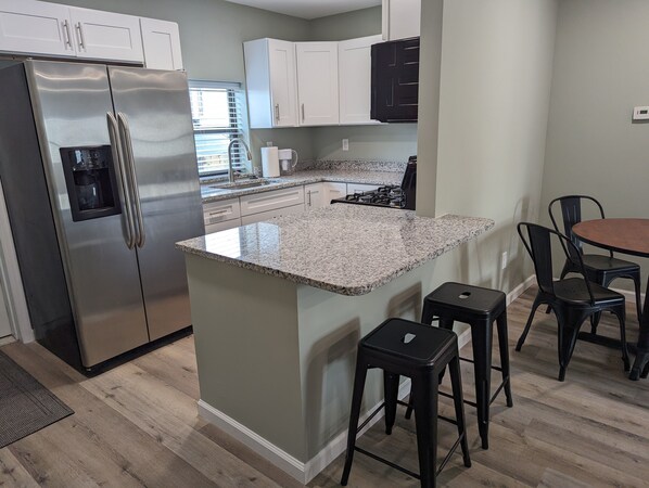 Réfrigérateur, micro-ondes, four, plaque de cuisson