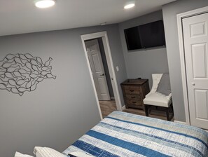 2 bedrooms, iron/ironing board, WiFi, bed sheets - The Calico Cottage - Fire Pit - Hot Tub (Lewis Center)