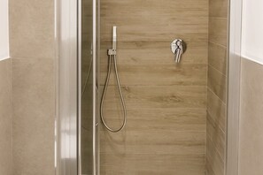 Shower, bidet, towels - P010 - Porto Recanati, new studio facing the sea (Porto Recanati)
