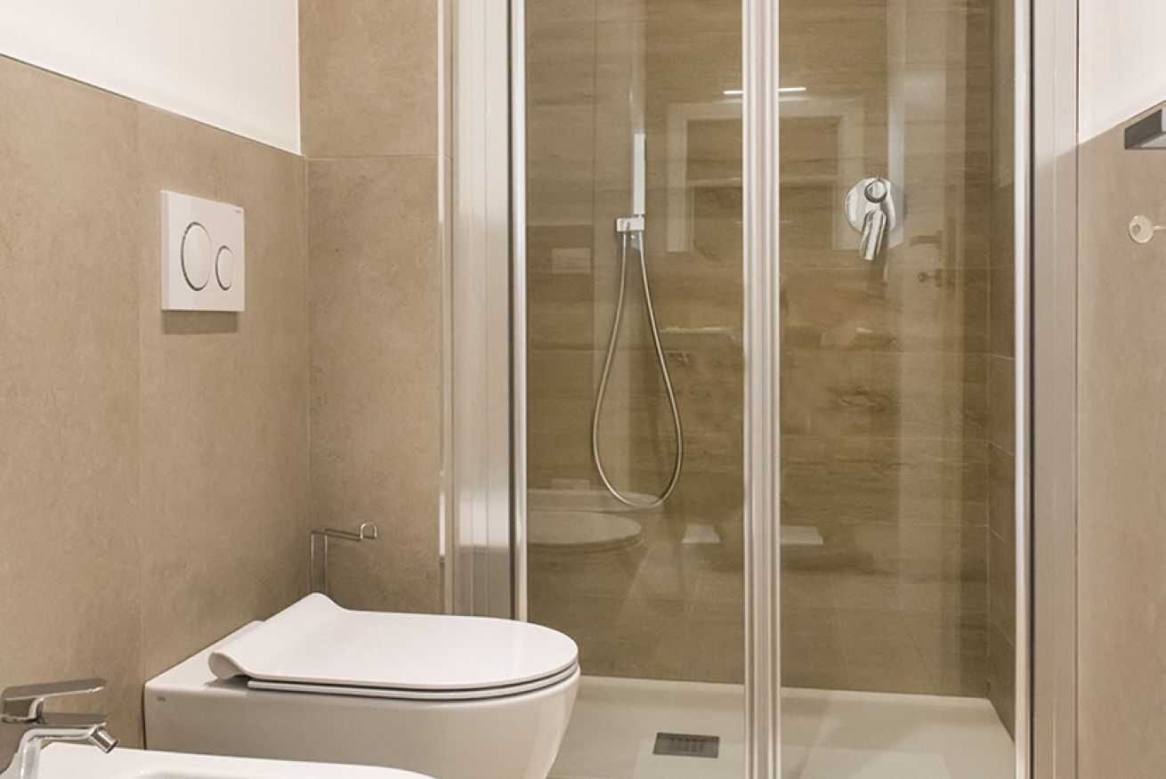 Shower, bidet, towels