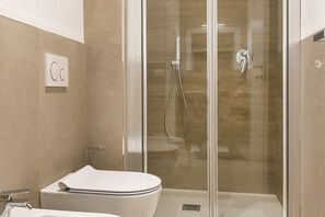 Douche, bidet, serviettes fournies