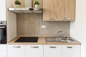 Jääkaappi, uuni, ruokailupöytä