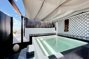 Bañera de hidromasaje al aire libre