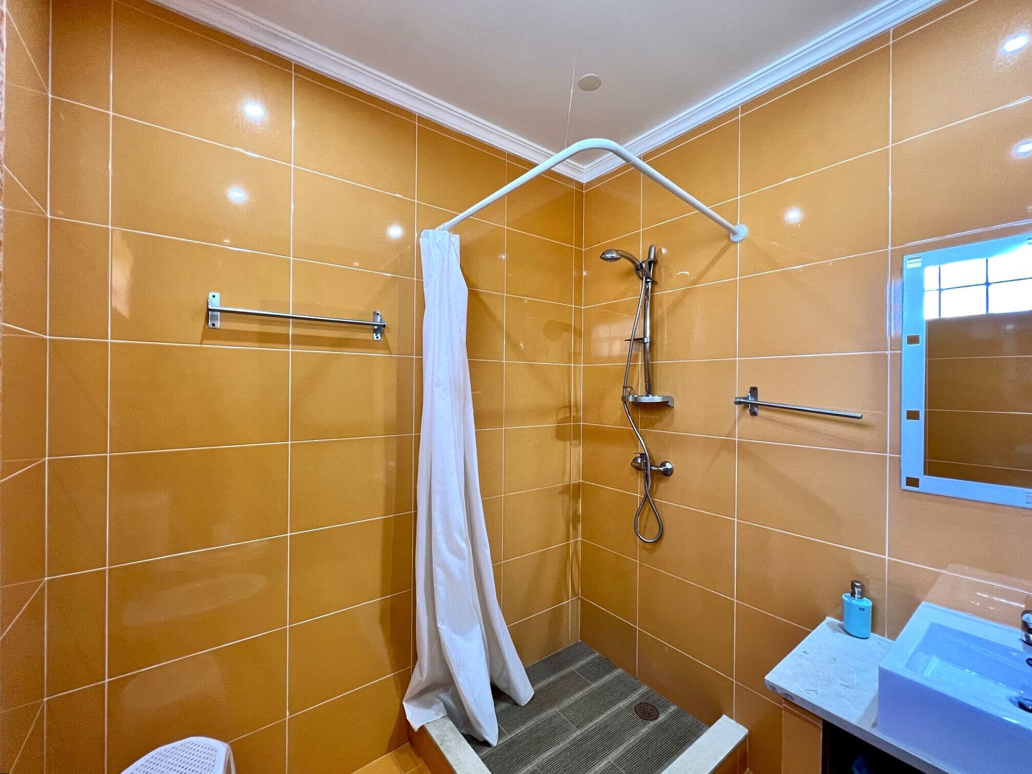 Un baño con ducha, inodoro y lavamanos.