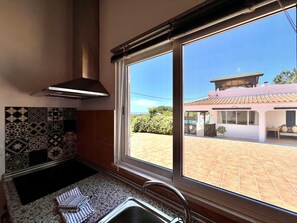 Apartamento, 1 habitación, acceso a la piscina, mirando al mar | Cocina privada | Microondas, horno, cafetera o tetera y hervidor eléctrico