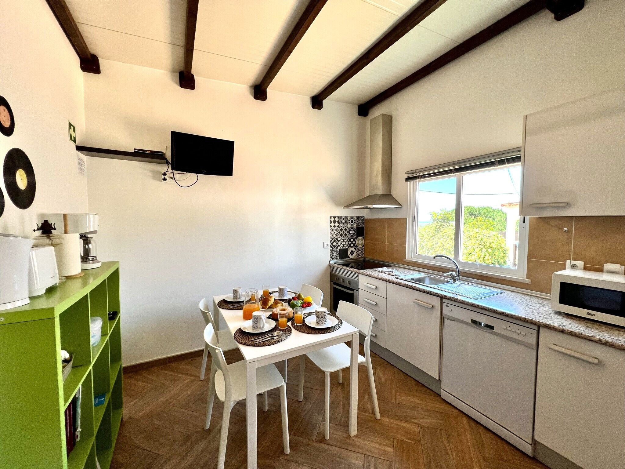Apartamento, 1 habitación, acceso a la piscina, mirando al mar | Cocina privada | Microondas, horno, cafetera o tetera y hervidor eléctrico