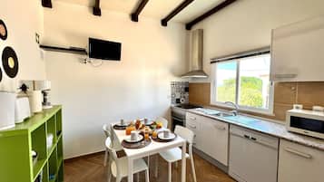 Apartamento, 1 habitación, acceso a la piscina, mirando al mar | Cocina privada | Microondas, horno, cafetera o tetera y hervidor eléctrico