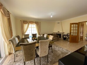 Huvila, 4 makuuhuonetta, yksityinen uima-allas | Ruokailu omassa huoneessa