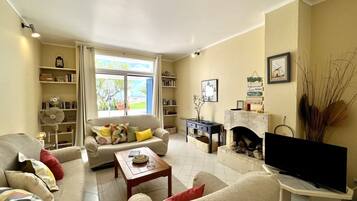 Apartment, 1 Bedroom, Pool Access | Living room